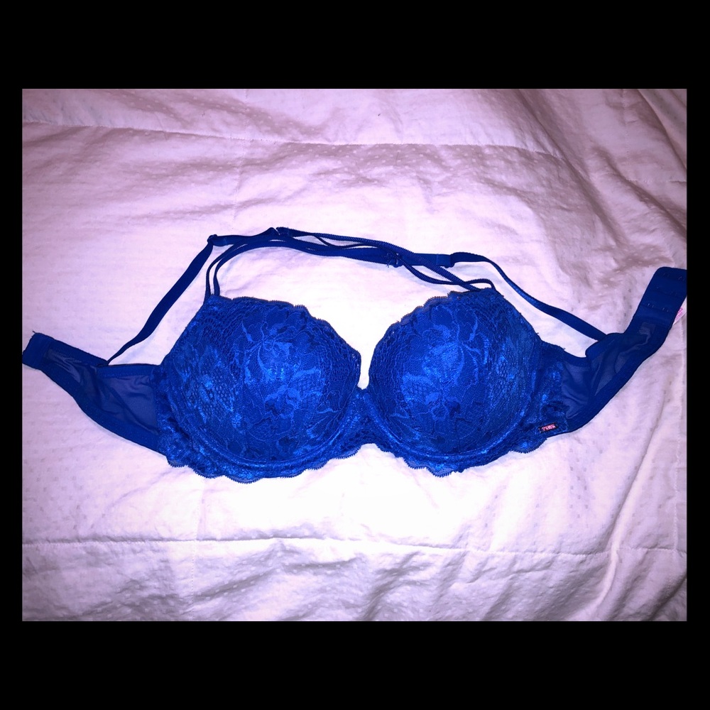 Blue VS PINK 34D date push up bra. 💙🌀